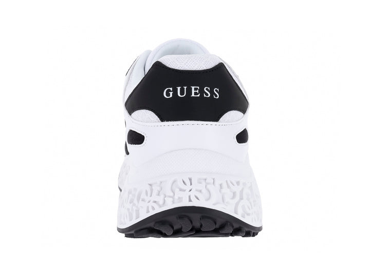Tenis deportivos Guess color blanco con detalles negros y suela blanca gruesa.