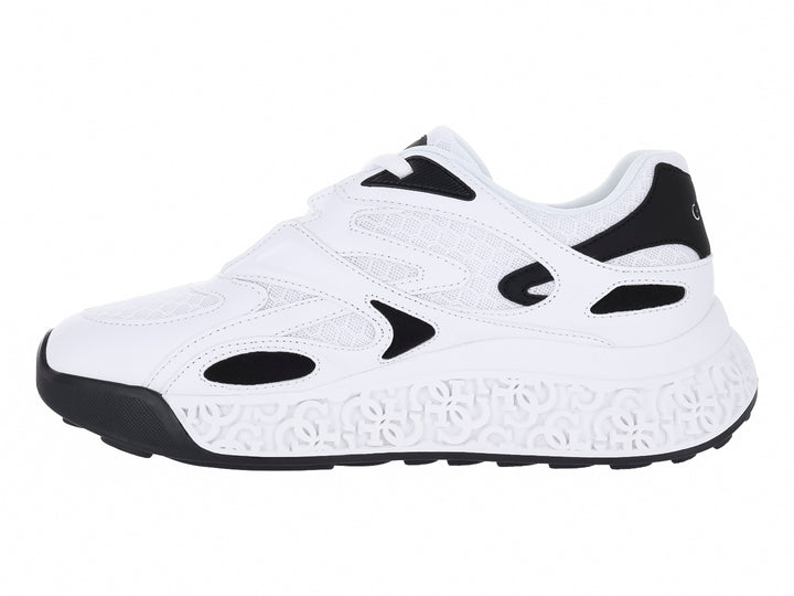 Tenis deportivos Guess color blanco con detalles negros y suela blanca gruesa.