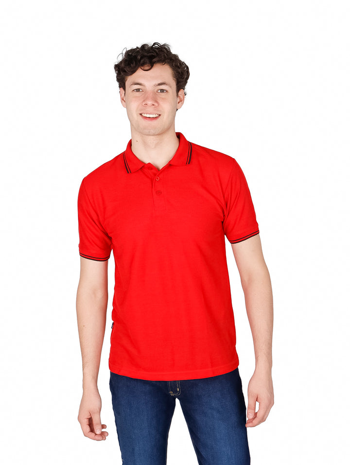 Hombre vistiendo una playera polo de color rojo con detalles negros en el cuello y mangas.