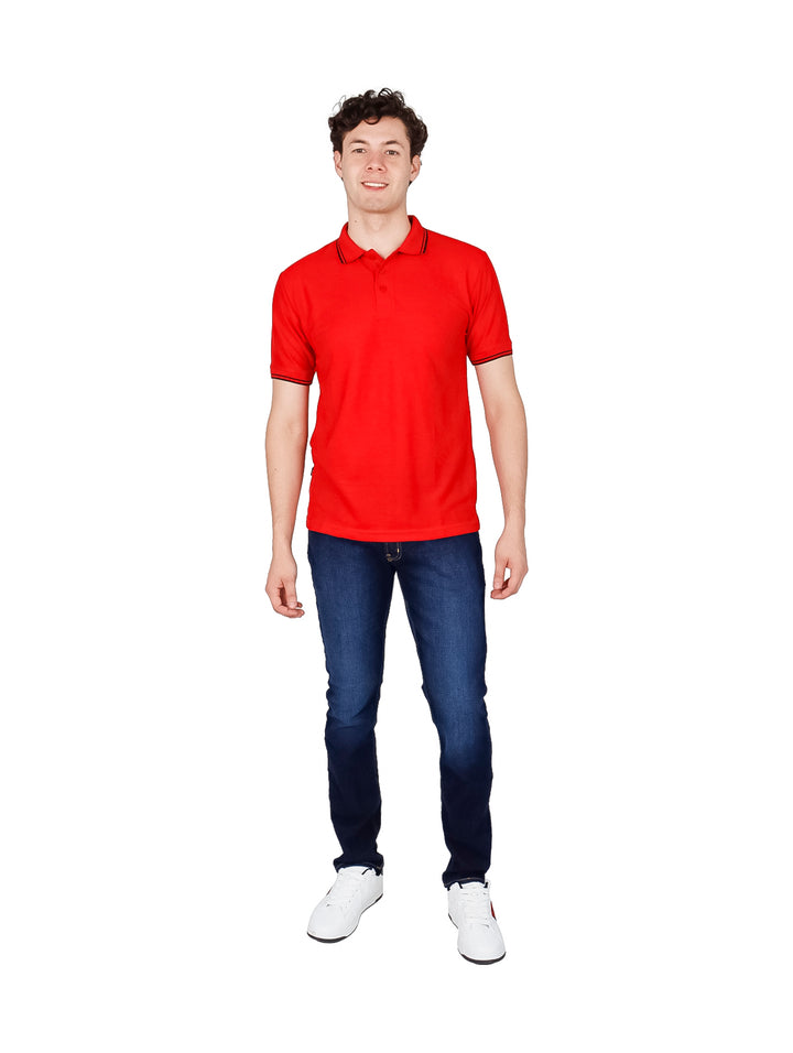 Hombre vistiendo una playera polo de color rojo con detalles negros en el cuello y mangas.