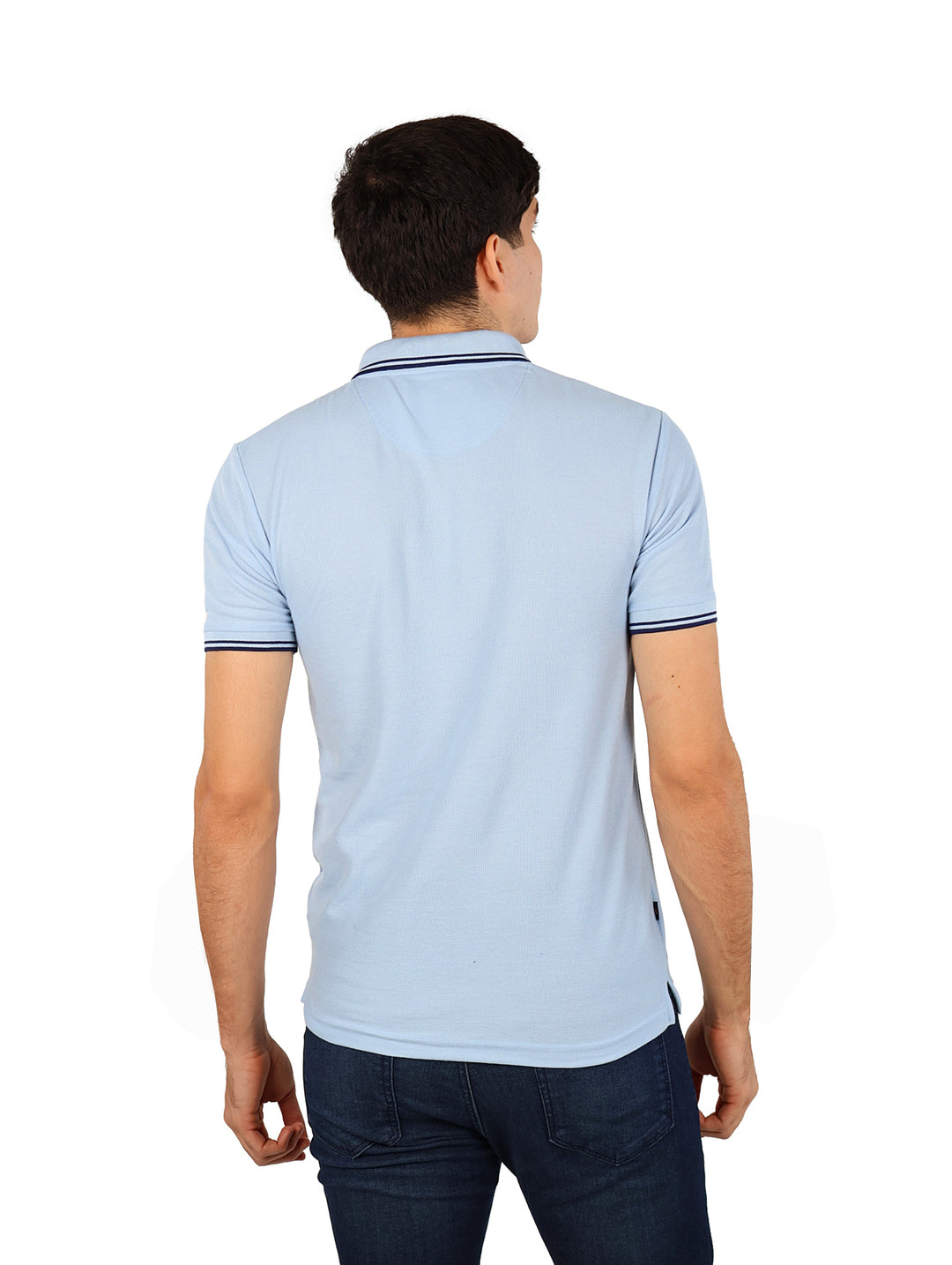 Hombre vistiendo una playera polo color azul cielo con detalles en azul marino en el cuello y mangas.