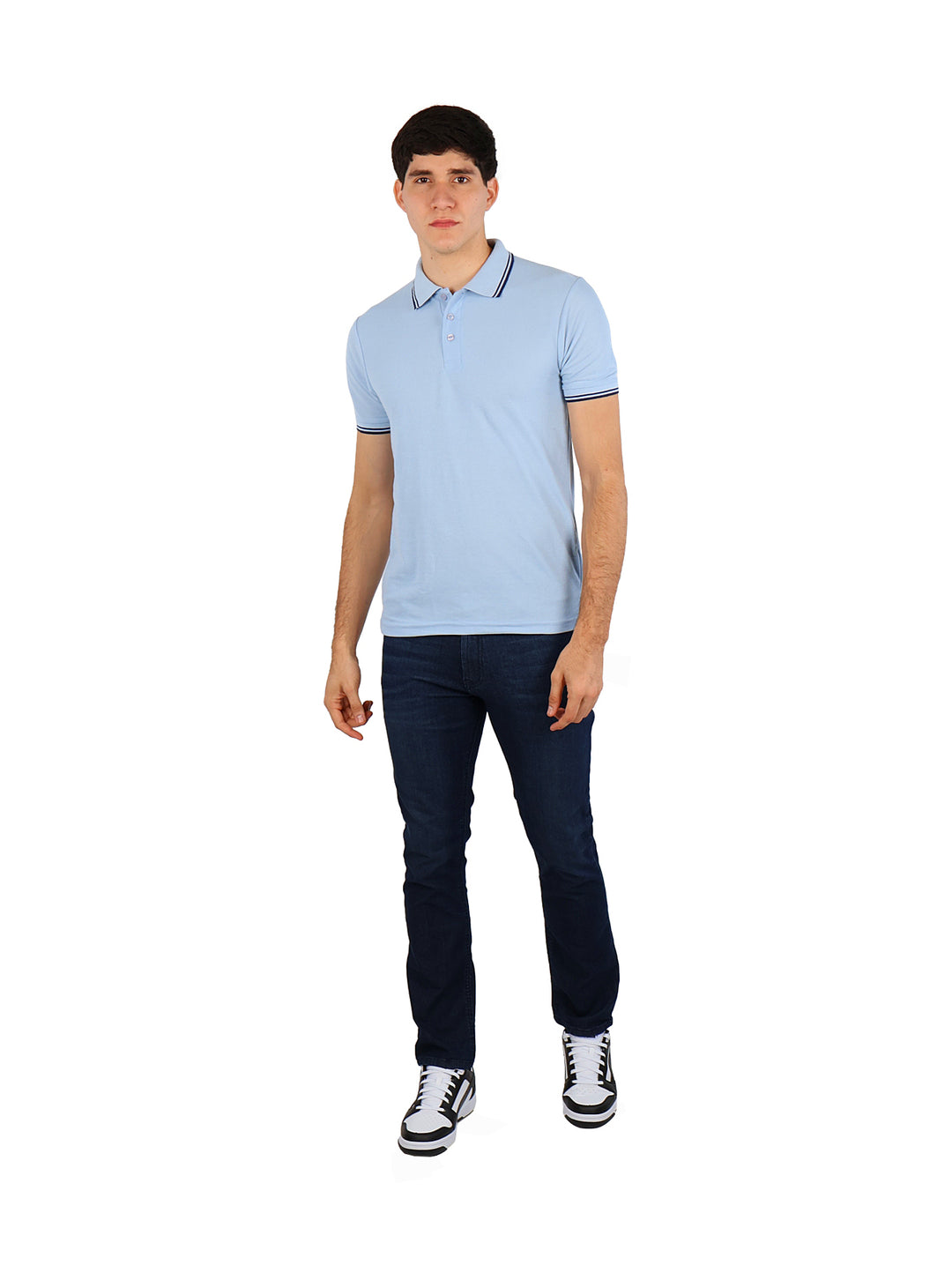 Hombre vistiendo una playera polo color azul cielo con detalles en azul marino en el cuello y mangas.