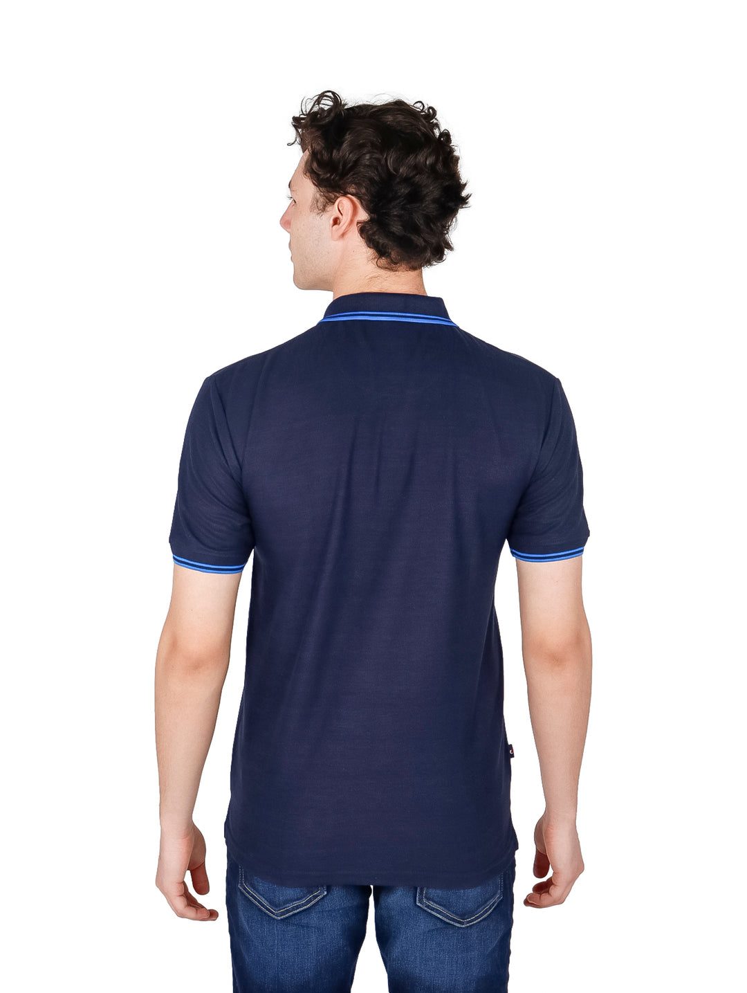 Hombre vistiendo una playera polo color azul marino con detalles en azul brillante en el cuello y mangas.
