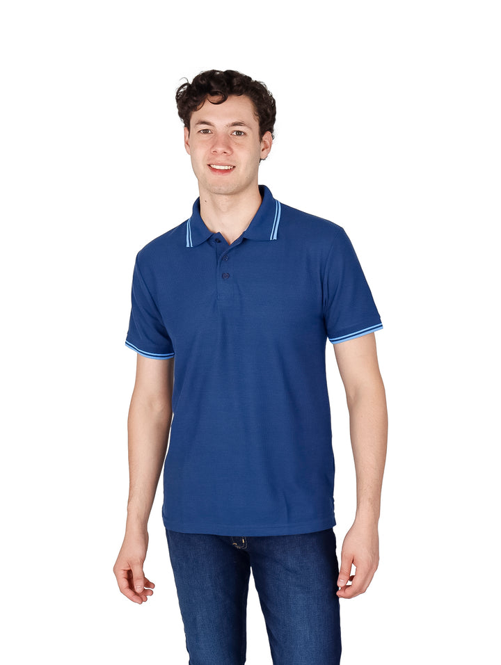 Hombre vistiendo una playera polo color azul índigo con detalles blancos en el cuello y mangas.
