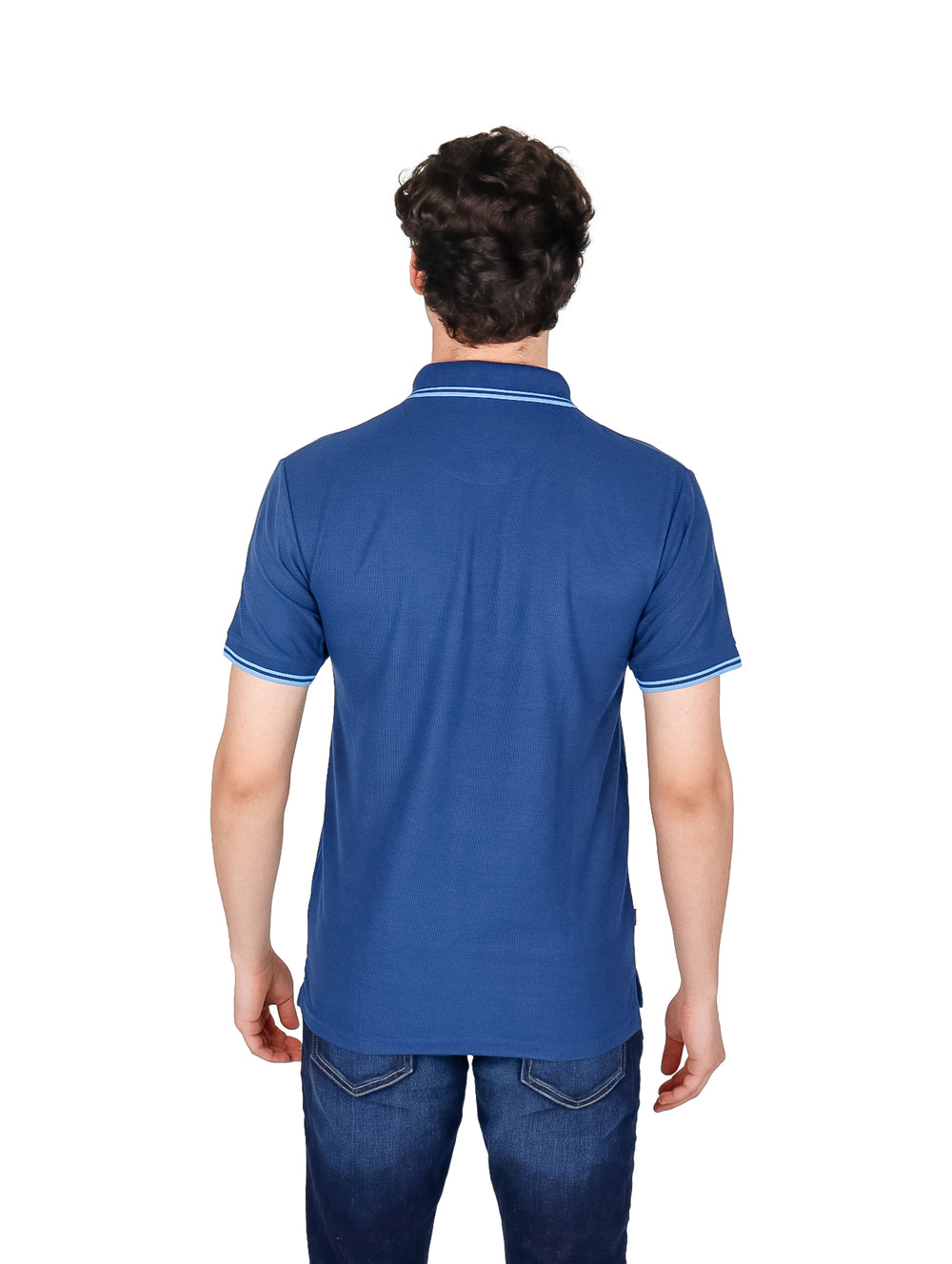 Hombre vistiendo una playera polo color azul índigo con detalles blancos en el cuello y mangas.