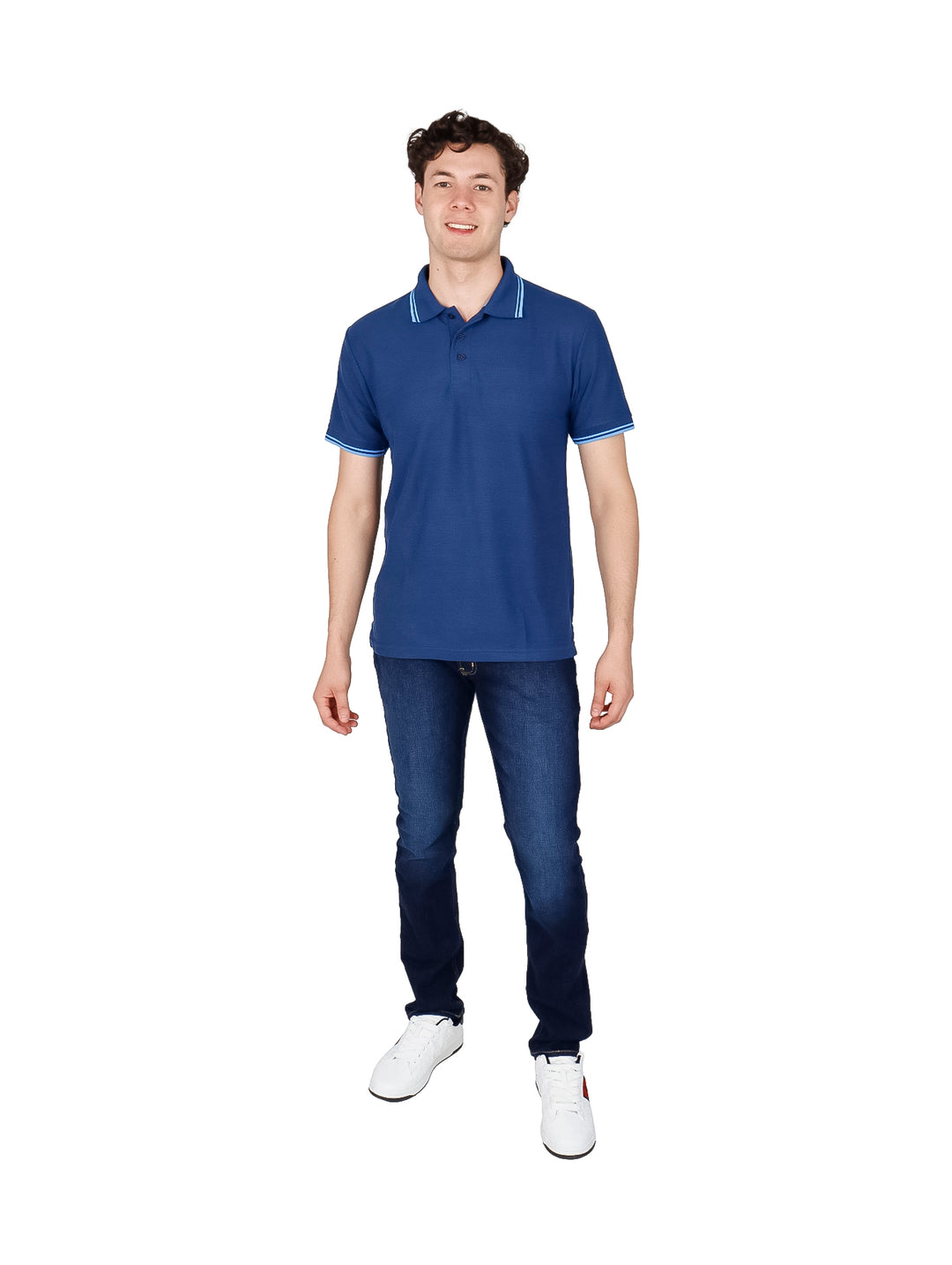 Hombre vistiendo una playera polo color azul índigo con detalles blancos en el cuello y mangas.