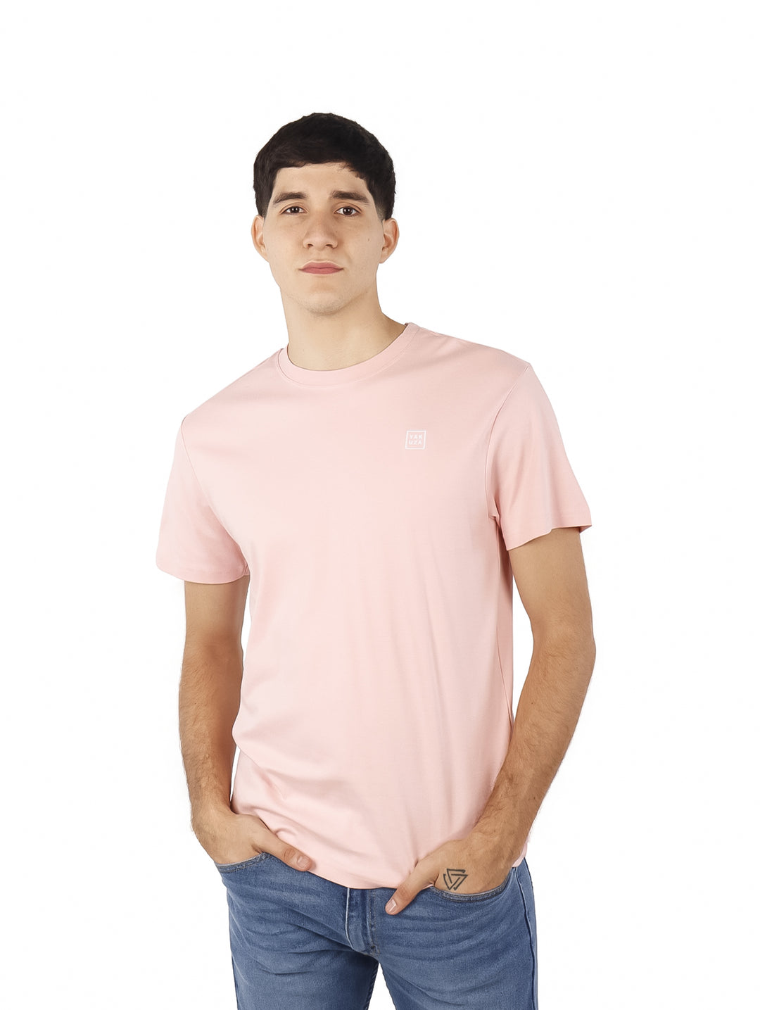 Hombre vistiendo una playera de manga corta color rosa baby.