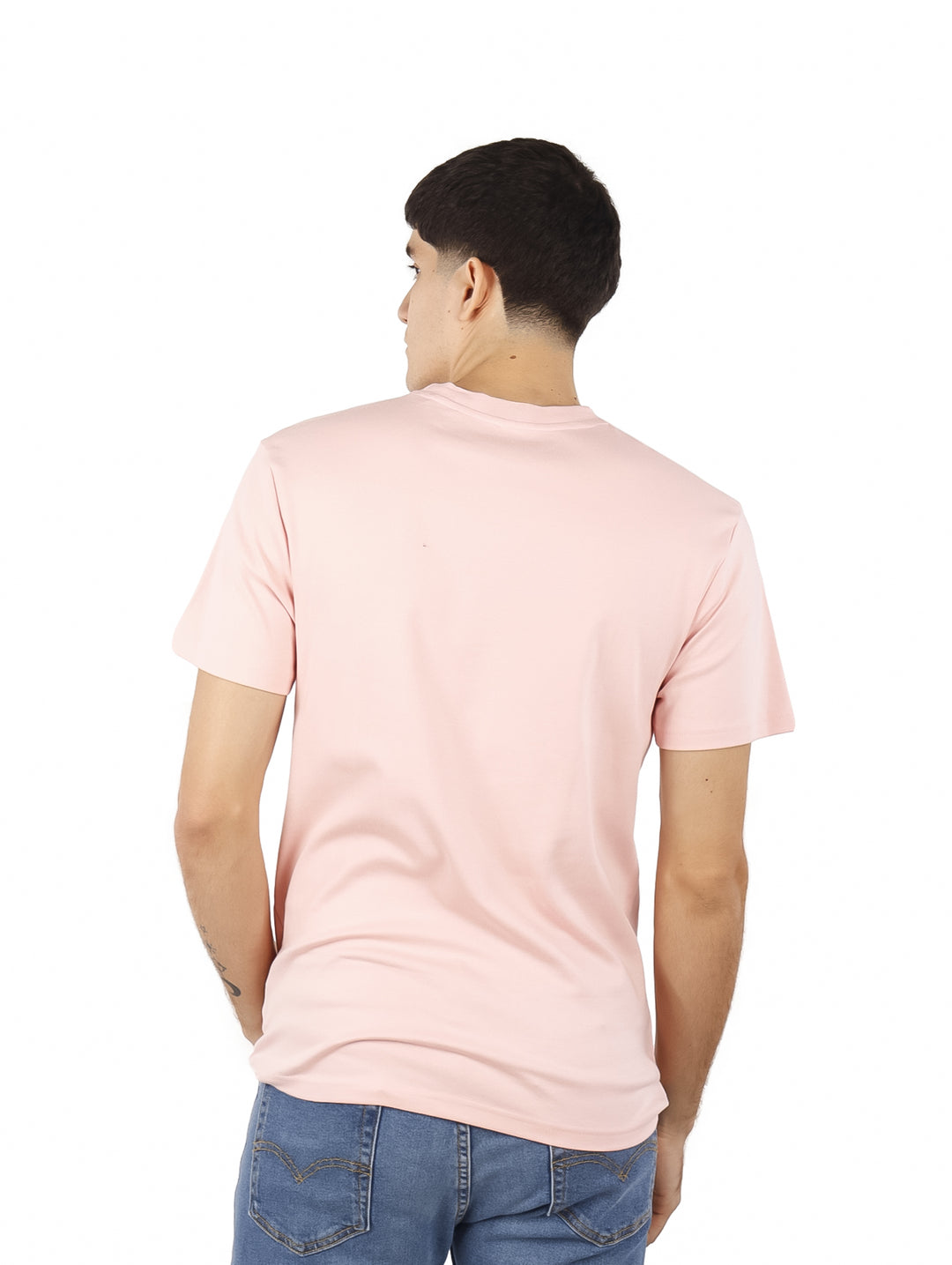 Hombre vistiendo una playera de manga corta color rosa baby.
