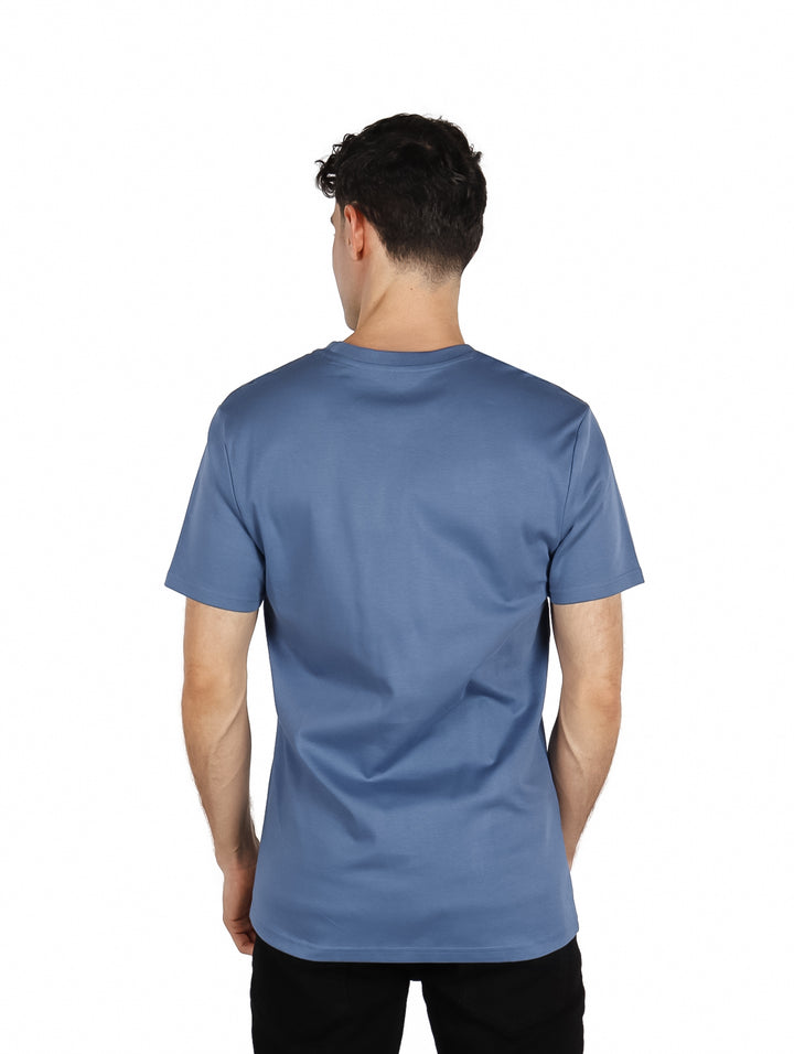 Hombre vistiendo playera Yakuza de color azul oscuro con cuello redondo y manga corta.