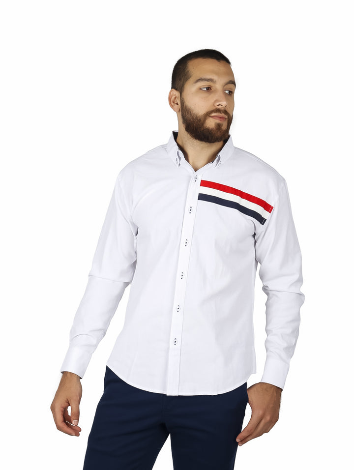 Hombre vistiendo camisa blanca de manga larga con detalle de rayas rojas y azules en el pecho.