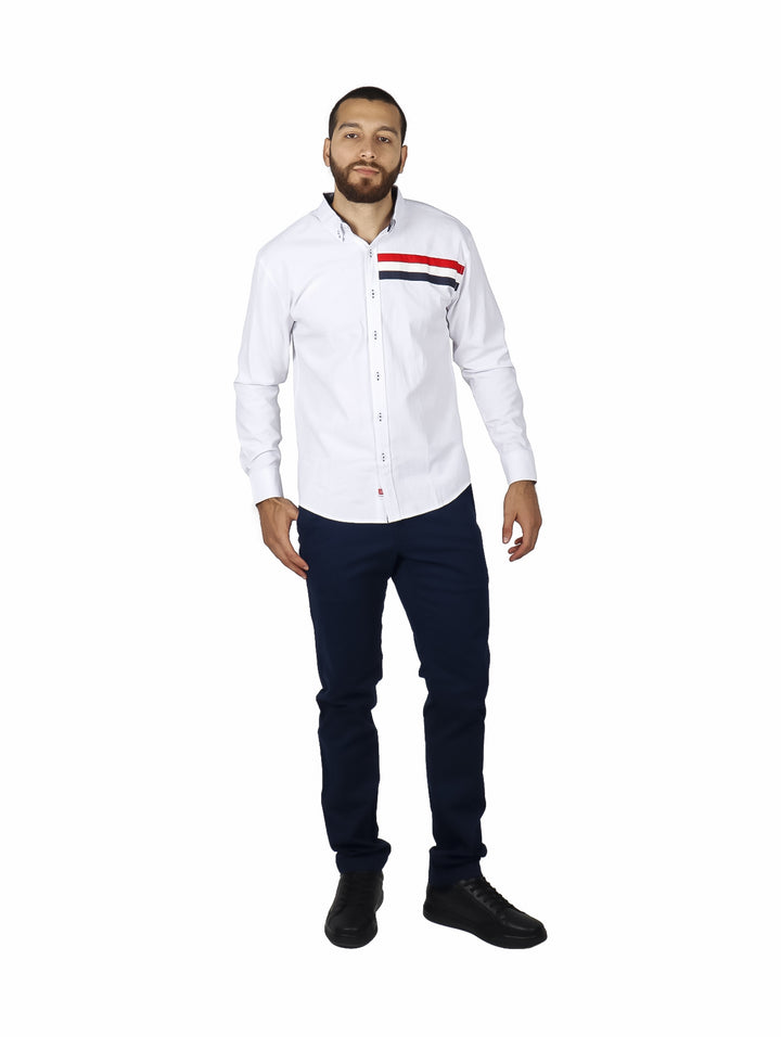 Hombre vistiendo camisa blanca de manga larga con detalle de rayas rojas y azules en el pecho.