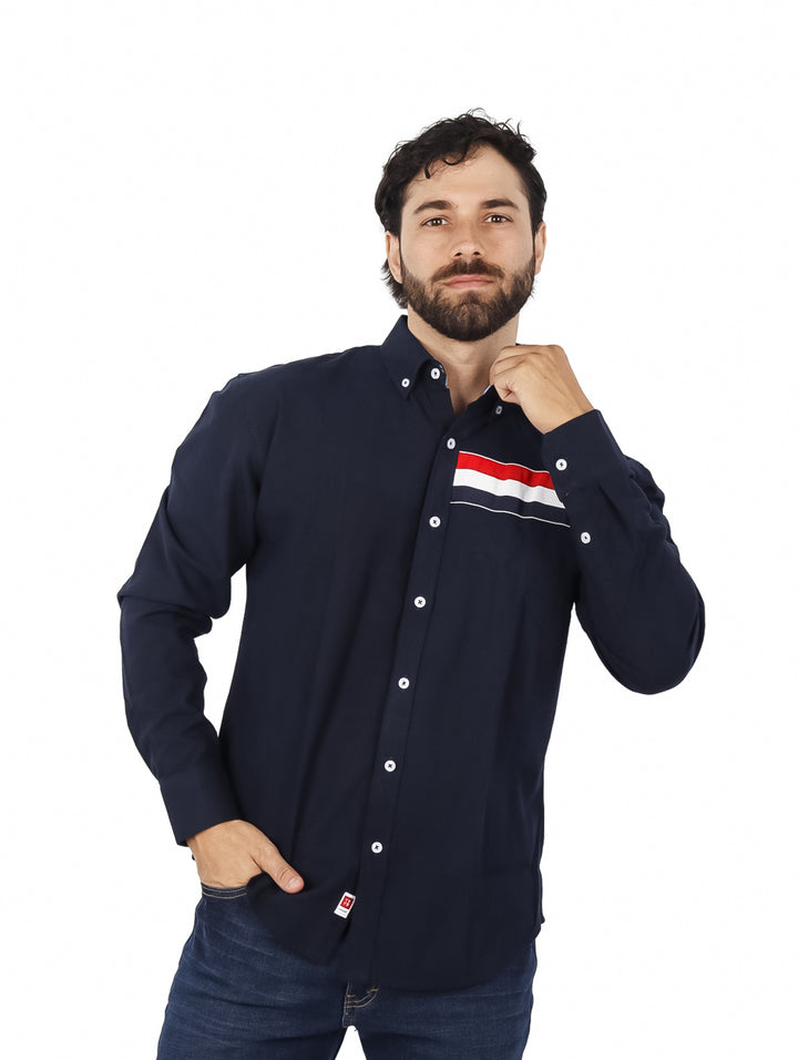 Hombre vistiendo camisa Yakuza color navy con detalle de franjas rojas y blancas en el pecho.