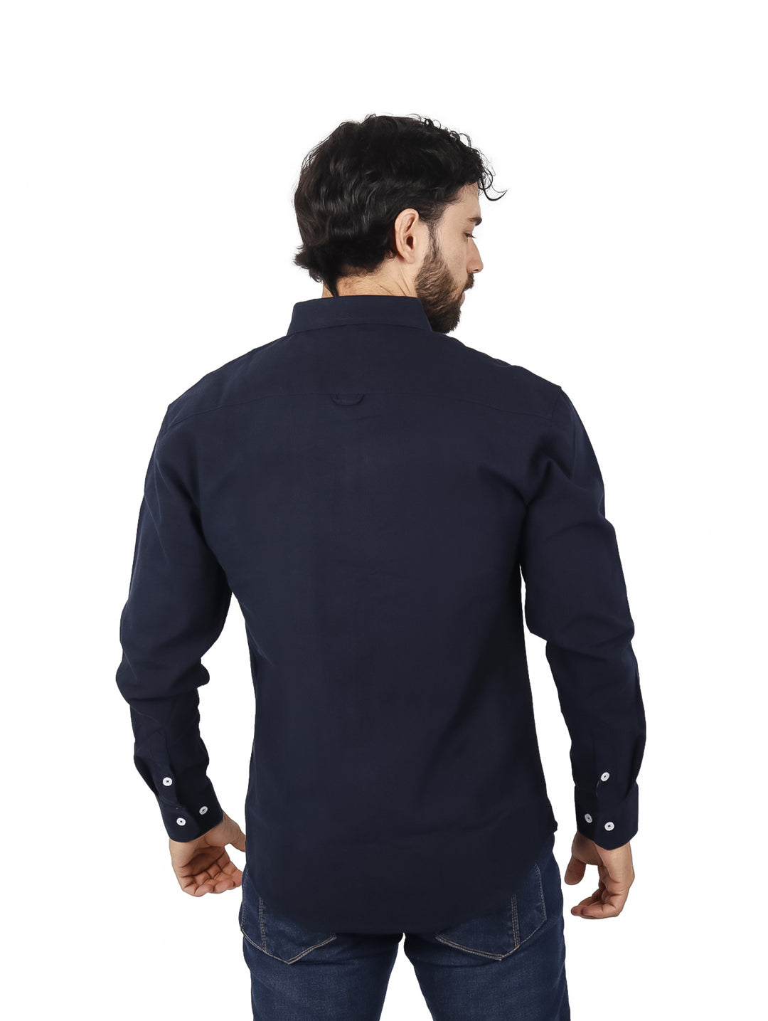 Hombre vistiendo camisa Yakuza color navy con detalle de franjas rojas y blancas en el pecho.