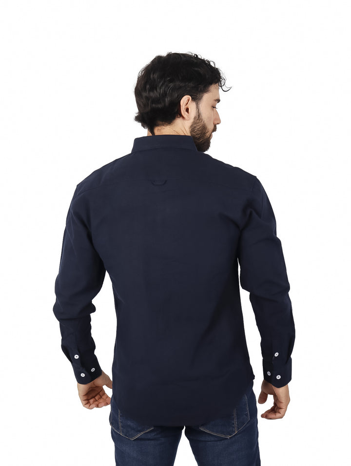 Hombre vistiendo camisa Yakuza color navy con detalle de franjas rojas y blancas en el pecho.