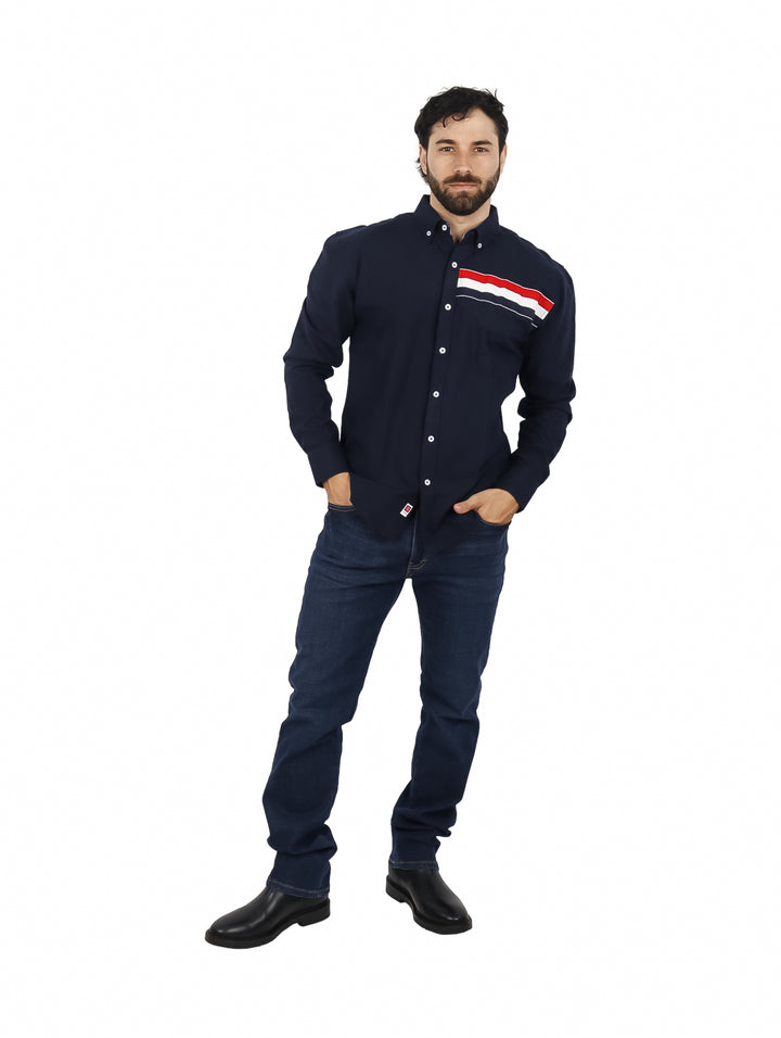 Hombre vistiendo camisa Yakuza color navy con detalle de franjas rojas y blancas en el pecho.