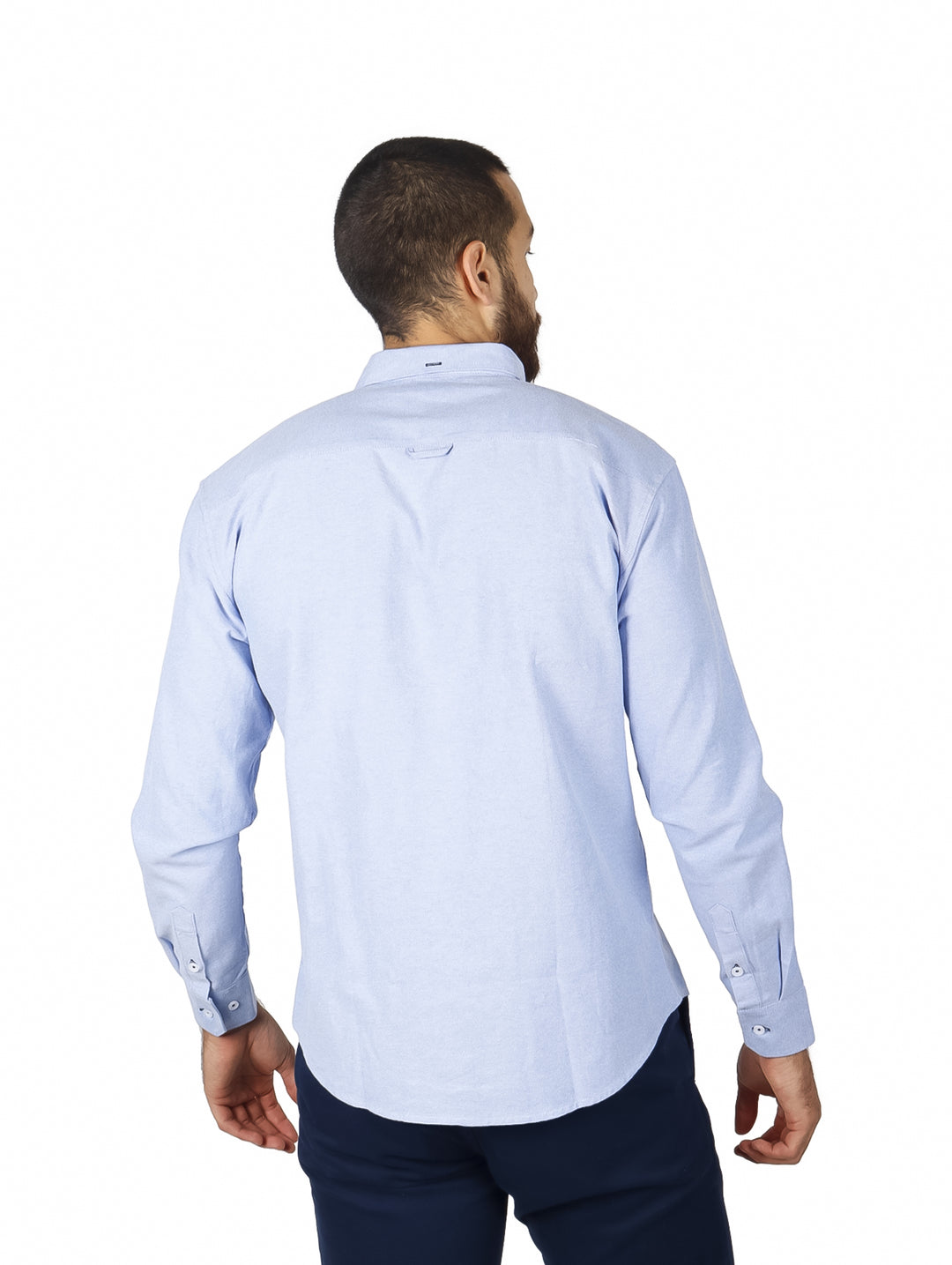 Camisa azul claro de manga larga con detalles de franjas rojas y azul marino en el pecho.