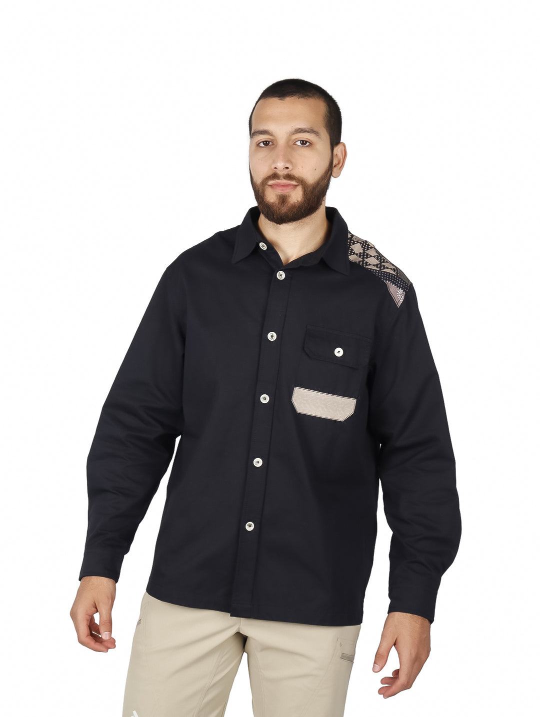 Sobrecamisa negra de manga larga con detalle estampado en el hombro y bolsillo frontal beige.