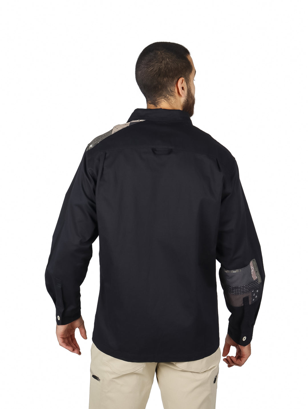 Sobrecamisa negra de manga larga con detalle estampado en el hombro y bolsillo frontal beige.