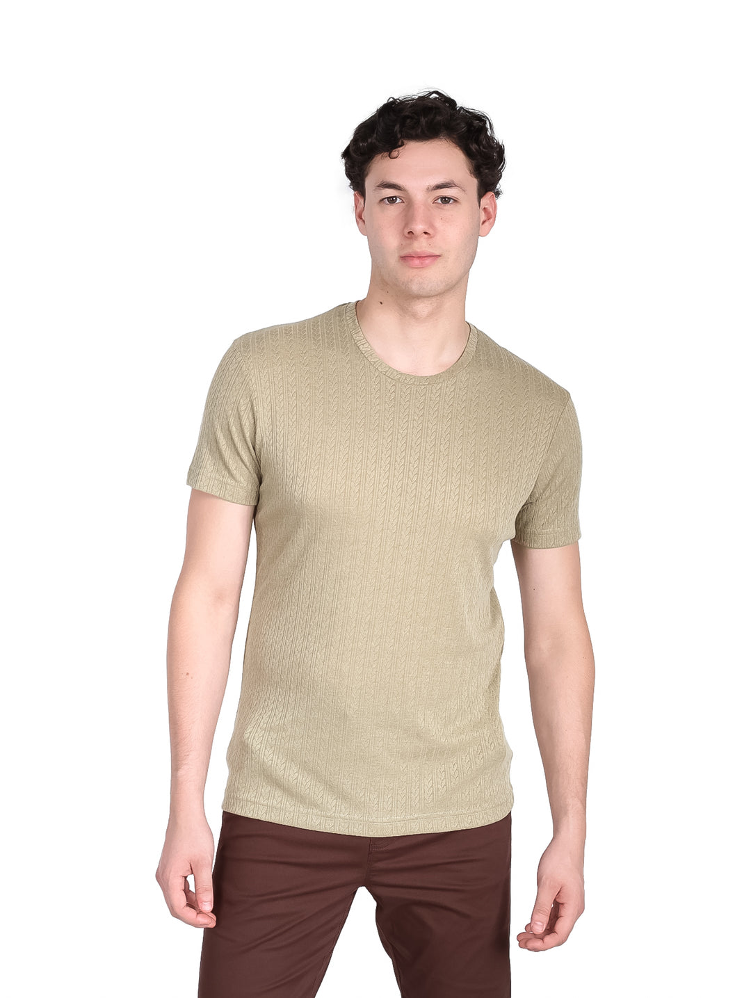 Hombre vistiendo una playera de color olivo con textura y cuello redondo.