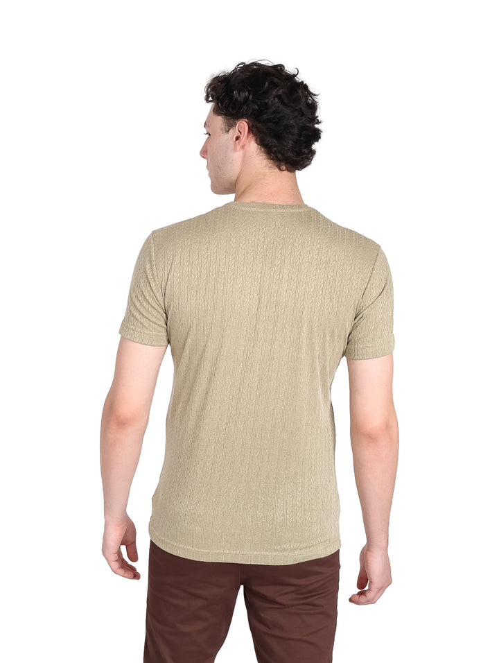 Hombre vistiendo una playera de color olivo con textura y cuello redondo.