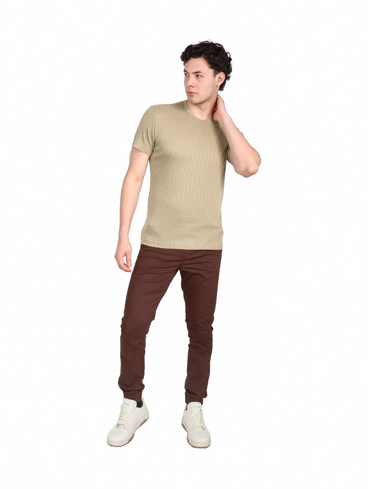 Hombre vistiendo una playera de color olivo con textura y cuello redondo.