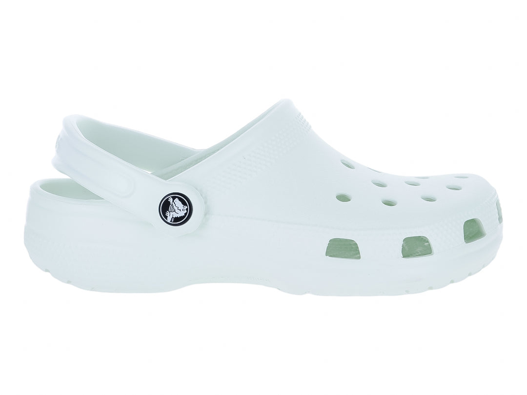 Zuecos Crocs Classic Clog en color menta con correa ajustable trasera.