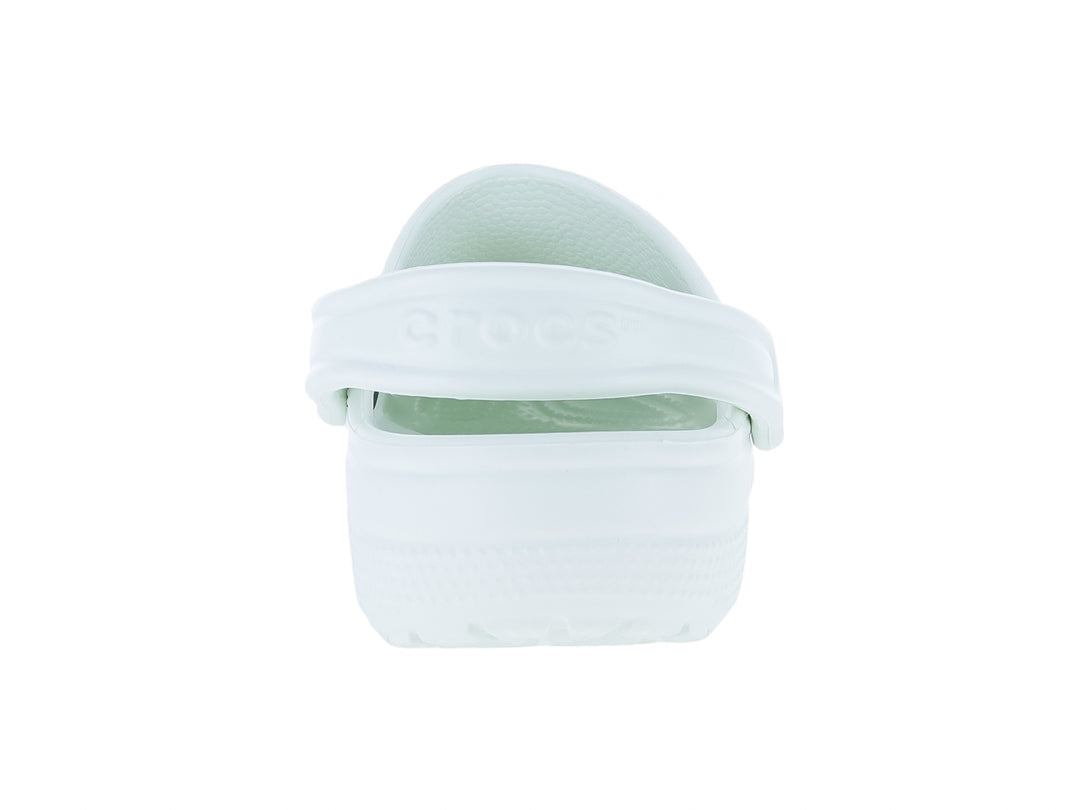 Zuecos Crocs Classic Clog en color menta con correa ajustable trasera.