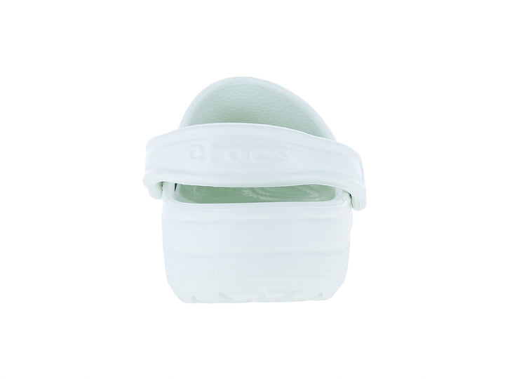 Zuecos Crocs Classic Clog en color menta con correa ajustable trasera.