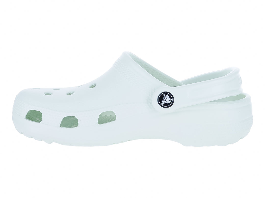 Zuecos Crocs Classic Clog en color menta con correa ajustable trasera.