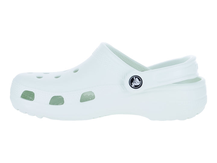 Zuecos Crocs Classic Clog en color menta con correa ajustable trasera.