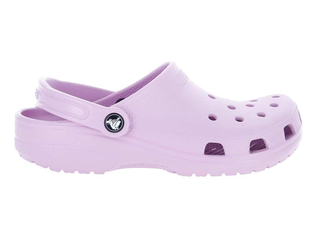 Zueco Crocs Classic Clog en color morado claro Hydrangea con correa trasera ajustable.