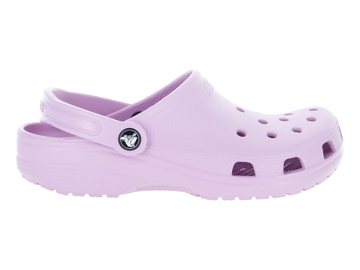Zueco Crocs Classic Clog en color morado claro Hydrangea con correa trasera ajustable.