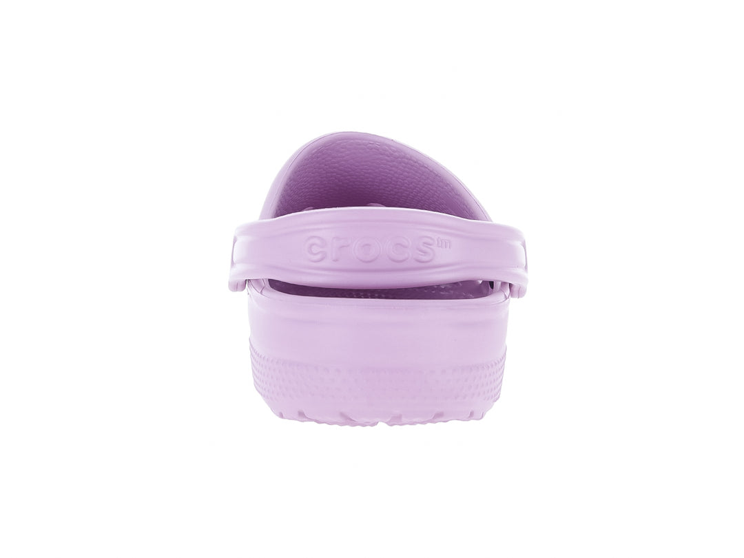 Zueco Crocs Classic Clog en color morado claro Hydrangea con correa trasera ajustable.