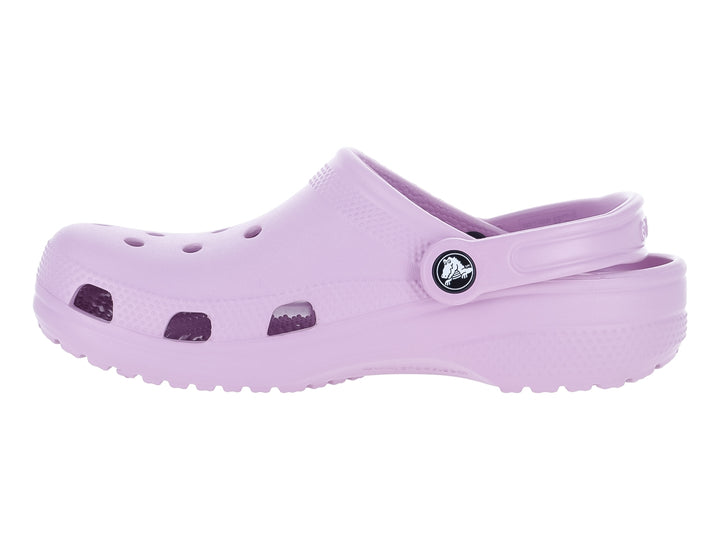 Zueco Crocs Classic Clog en color morado claro Hydrangea con correa trasera ajustable.