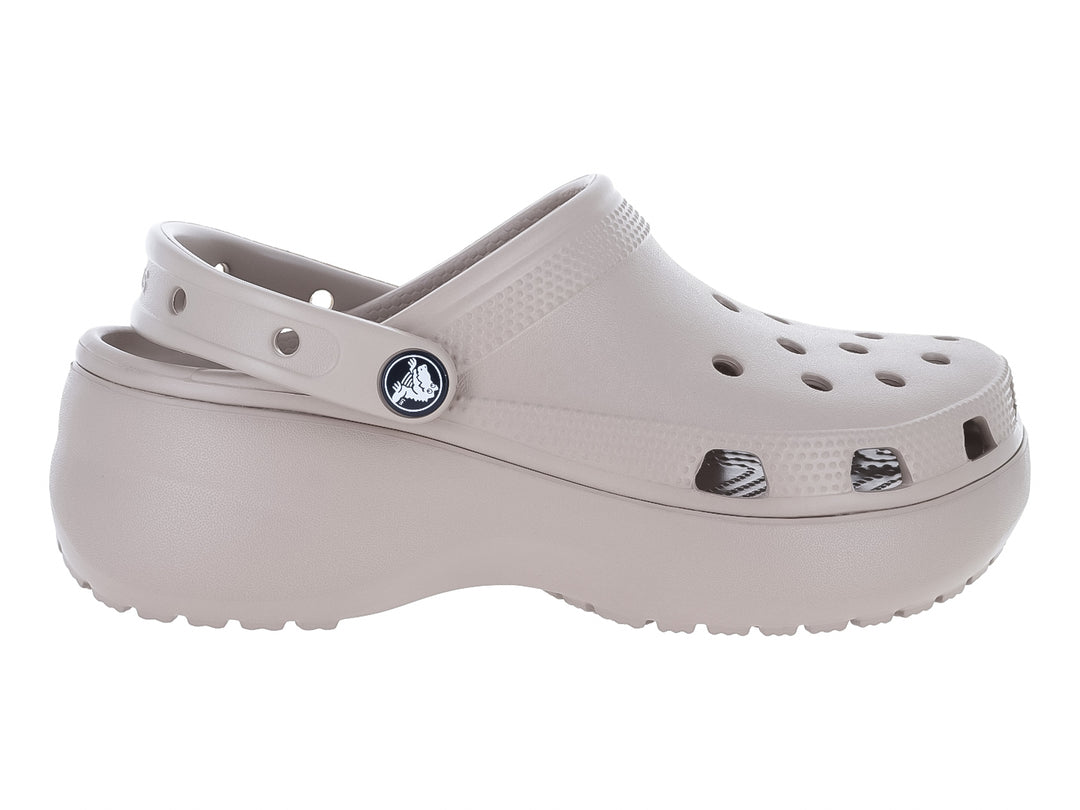 Zuecos Crocs Classic Platform en color taupe con suela elevada y correa ajustable.