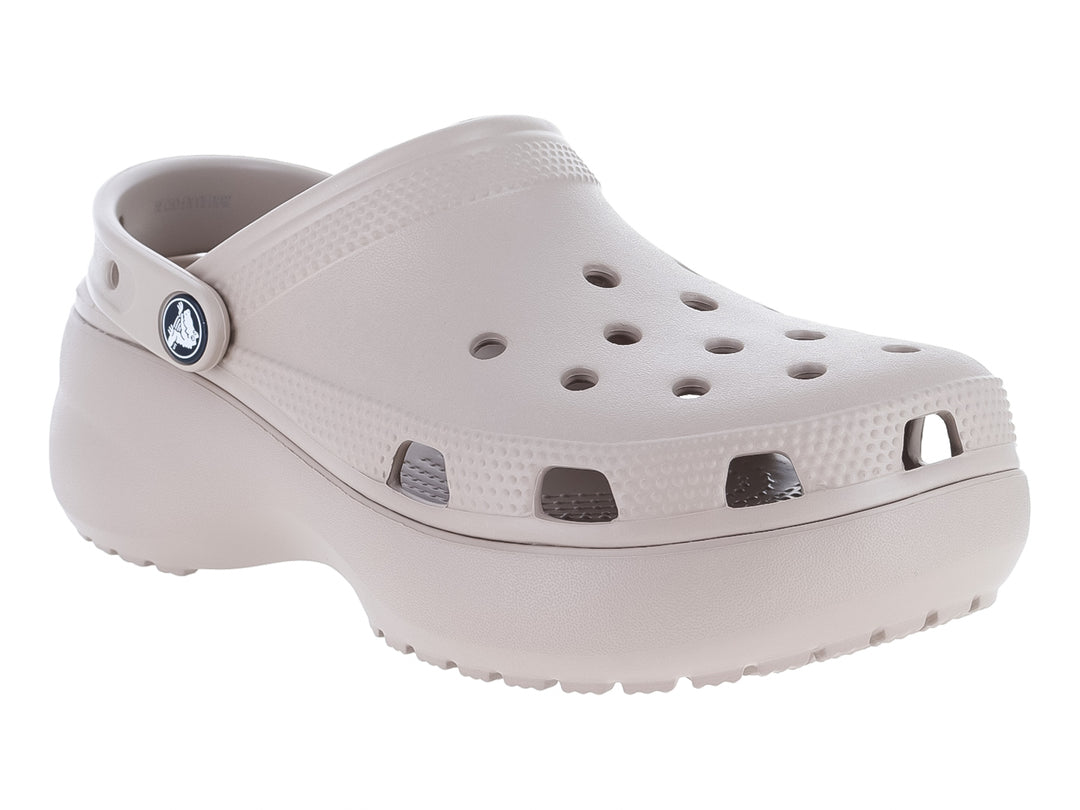 Zuecos Crocs Classic Platform en color taupe con suela elevada y correa ajustable.