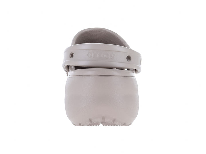 Zuecos Crocs Classic Platform en color taupe con suela elevada y correa ajustable.