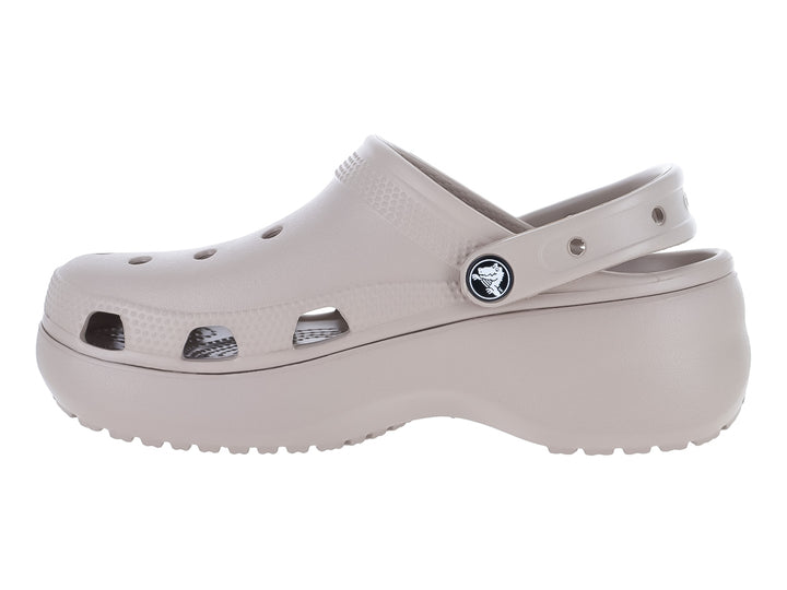 Zuecos Crocs Classic Platform en color taupe con suela elevada y correa ajustable.