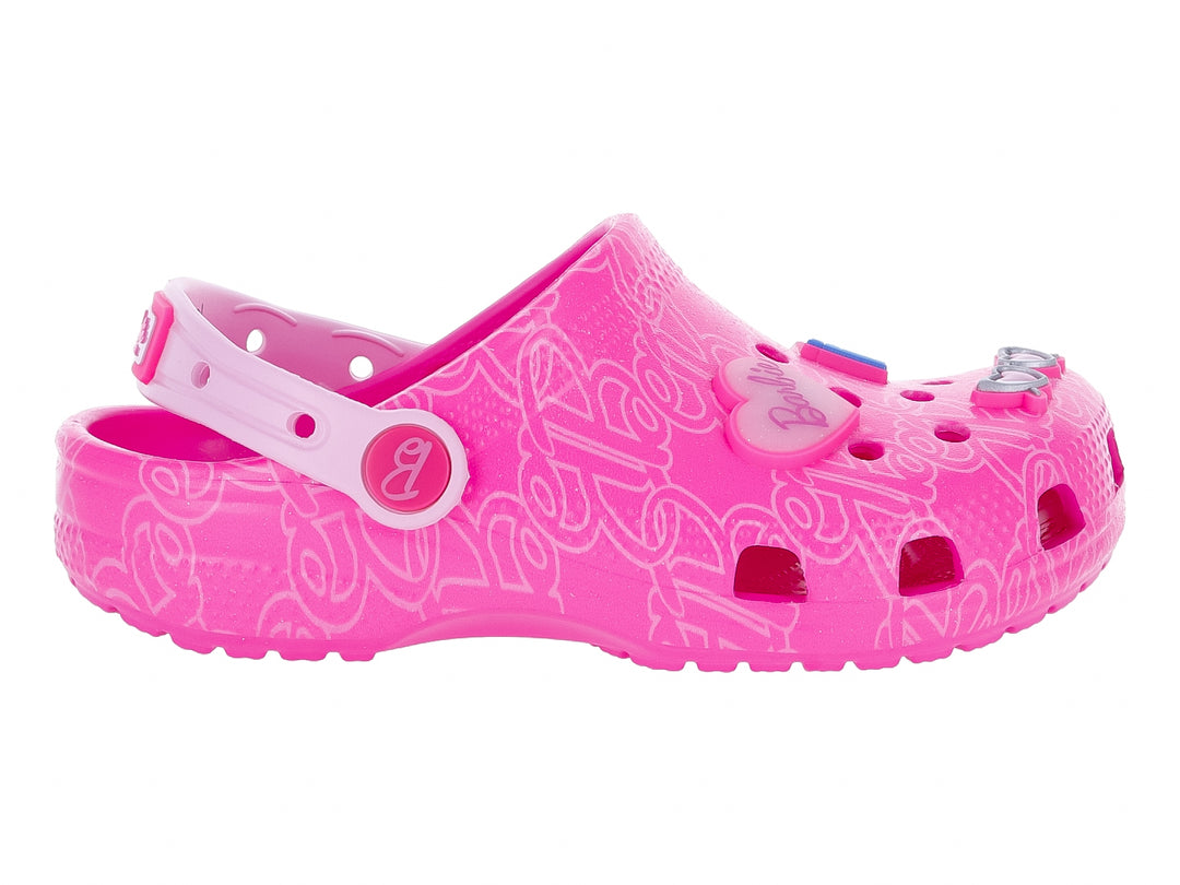 Zuecos Crocs color rosa con temática de Barbie, con adornos y patrones grabados.