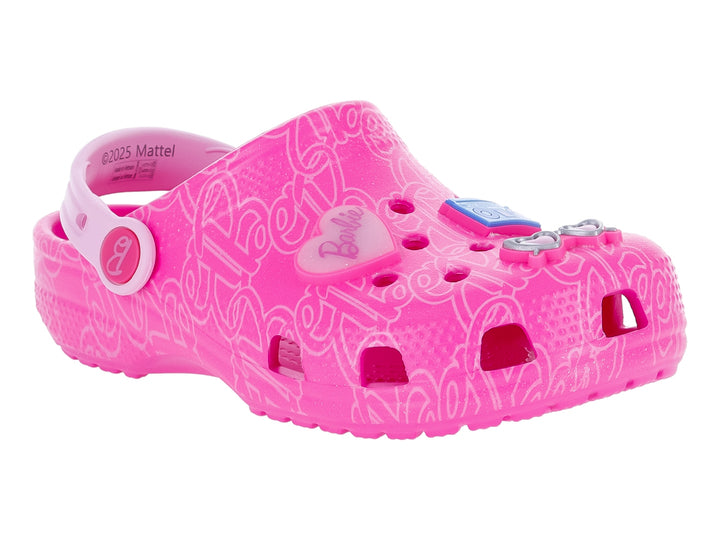 Zuecos Crocs color rosa con temática de Barbie, con adornos y patrones grabados.