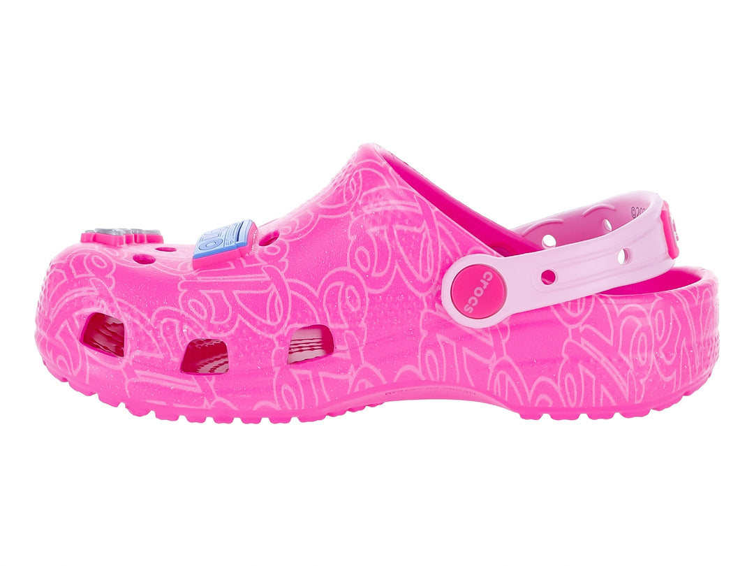 Zuecos Crocs color rosa con temática de Barbie, con adornos y patrones grabados.