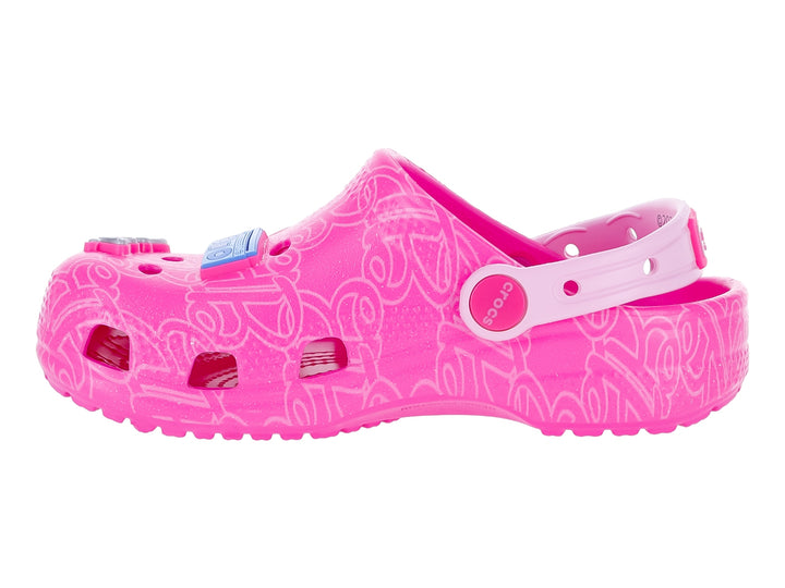 Zuecos Crocs color rosa con temática de Barbie, con adornos y patrones grabados.