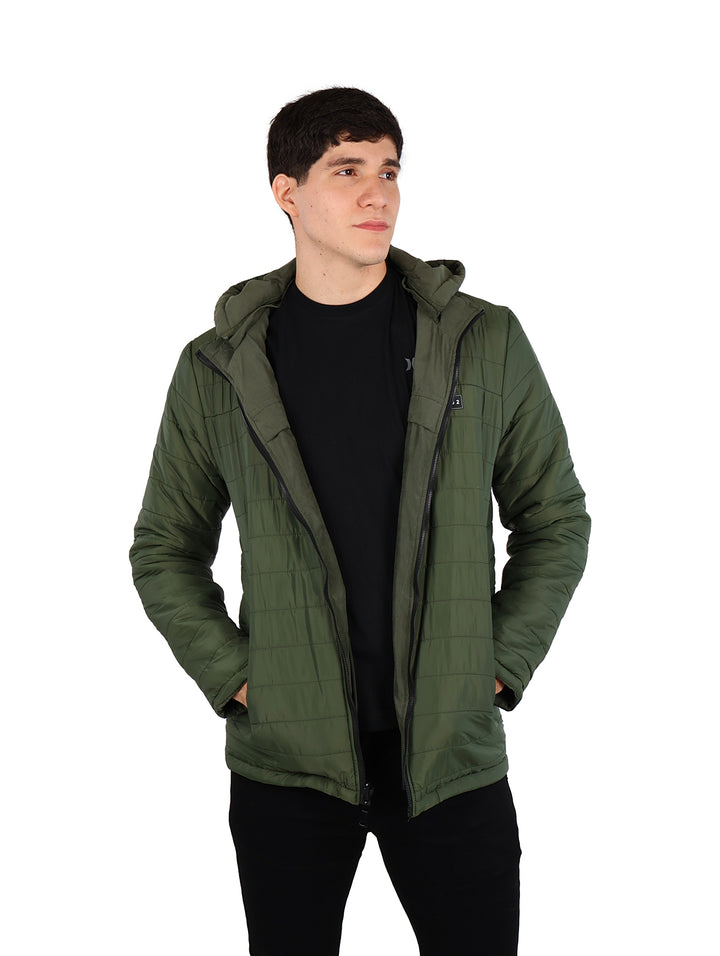 Hombre vistiendo una chamarra reversible color verde militar con capucha.