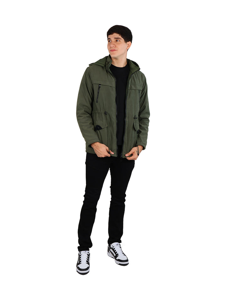Hombre vistiendo una chamarra reversible color verde militar con capucha.