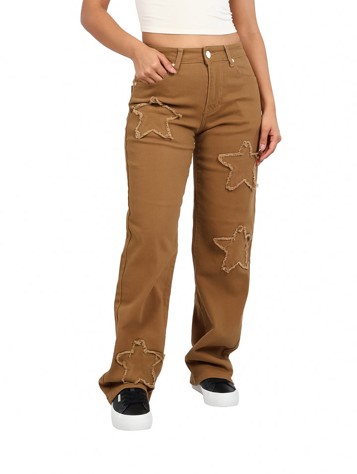 Pantalones color camel con aplicaciones de estrellas en relieve.