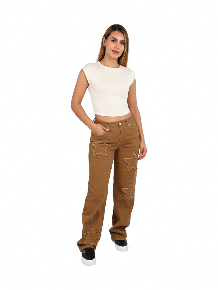 Pantalones color camel con aplicaciones de estrellas en relieve.