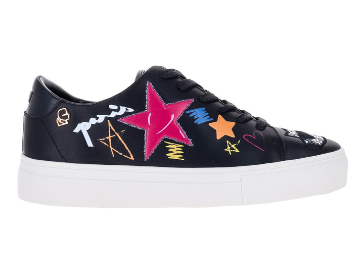 Tenis negros de cuero Karl Lagerfeld con suela blanca y decoraciones de estrellas y letras multicolores en los laterales.