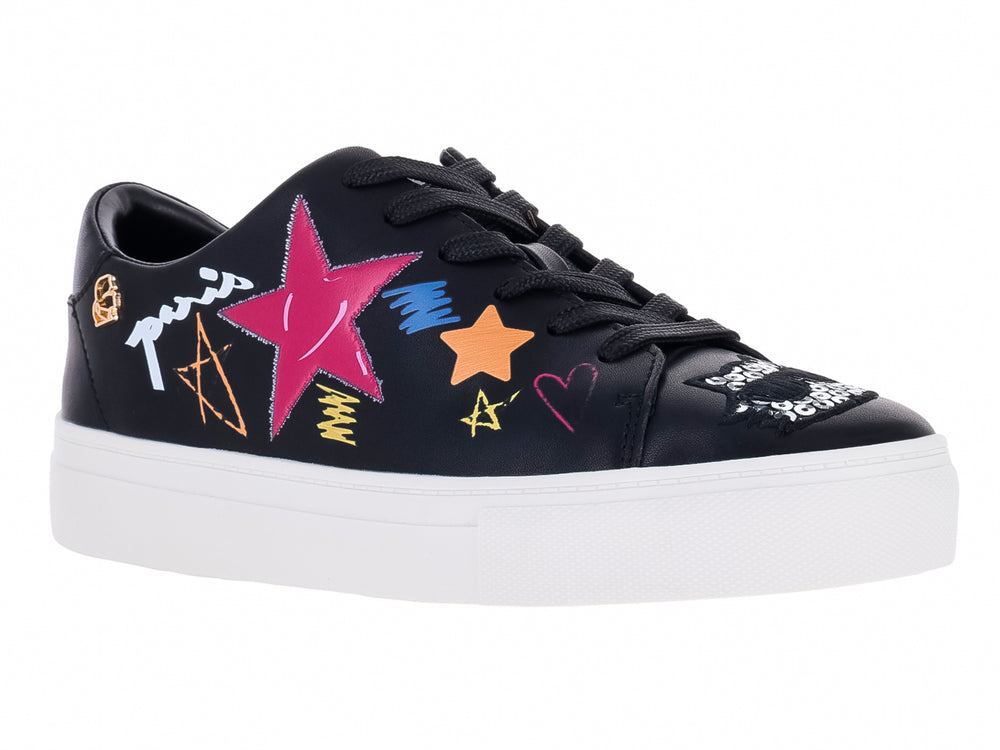 Tenis negros de cuero Karl Lagerfeld con suela blanca y decoraciones de estrellas y letras multicolores en los laterales.