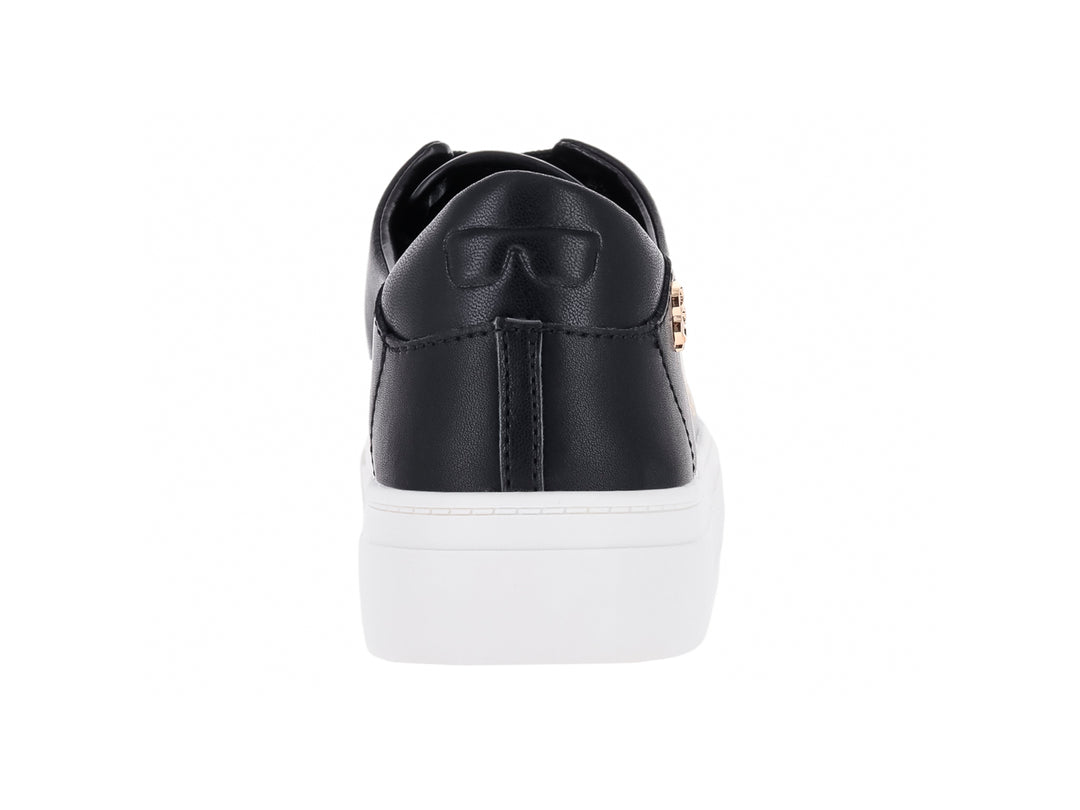Tenis negros de cuero Karl Lagerfeld con suela blanca y decoraciones de estrellas y letras multicolores en los laterales.