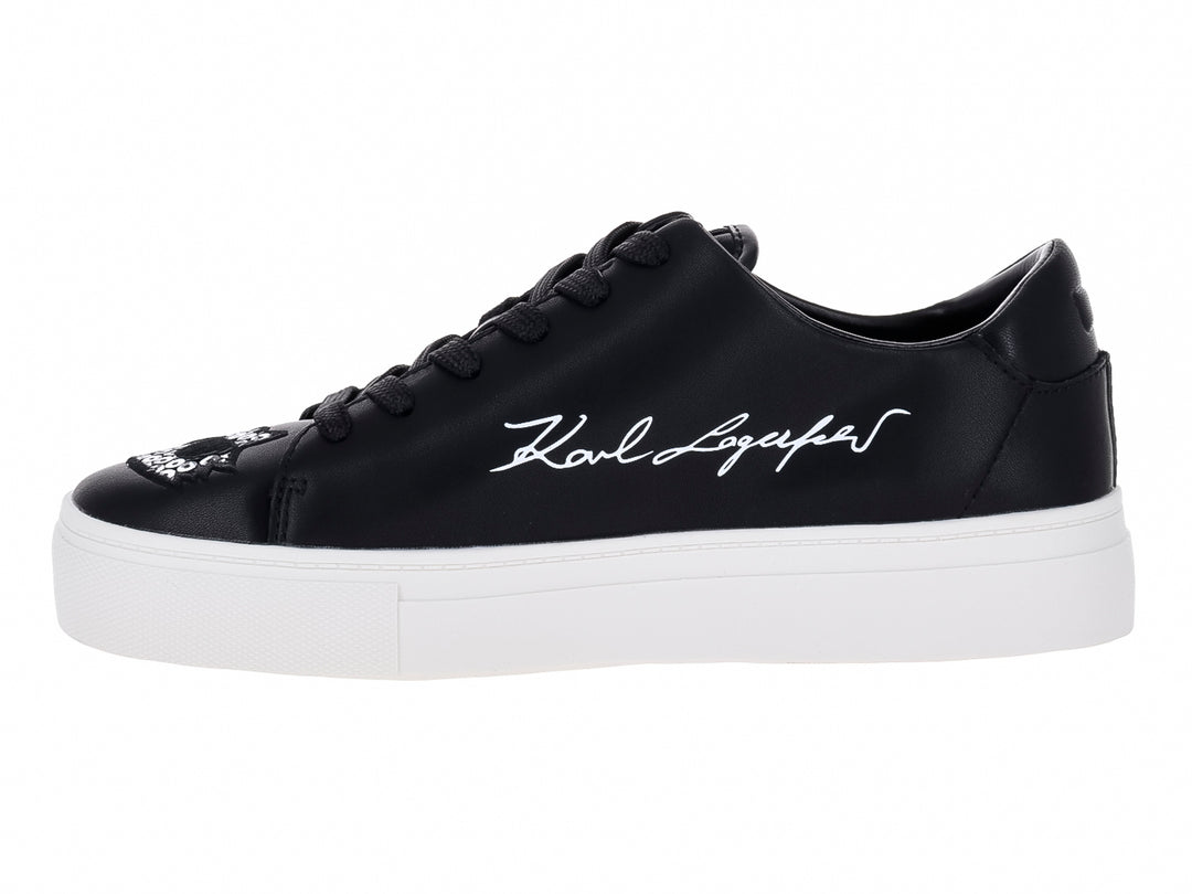 Tenis negros de cuero Karl Lagerfeld con suela blanca y decoraciones de estrellas y letras multicolores en los laterales.
